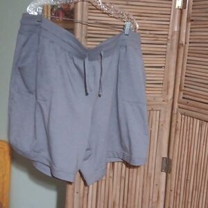 Saint John bay shorts with pockets.Tie in the front